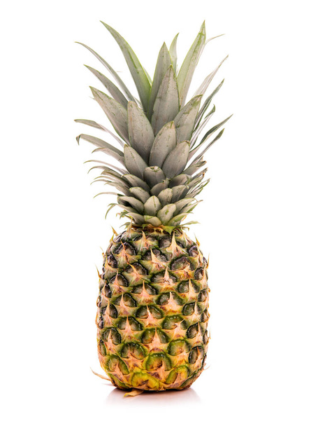 Rijpe ananas. Isoleer op witte achtergrond  - Foto, afbeelding
