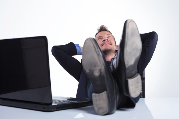 бизнесмен расслабляется за ноутбуком
 - Фото, изображение