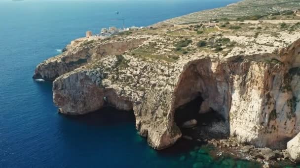 Widok z lotu ptaka na Blue Grotto - słynna maltańska miejscowość na Malcie - Materiał filmowy, wideo