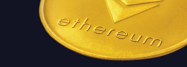 cryptogeld gouden munten - Bitcoin, Ethereum, litecoin op zwarte achtergrond. Virtueel geldconcept. - Foto, afbeelding