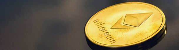 Kryptowährung Goldmünzen - Bitcoin, Ethereum, Litecoin auf schwarzem Hintergrund. Konzept des virtuellen Geldes. - Foto, Bild