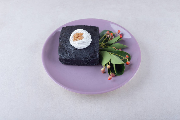 Rote Beere mit Brownies-Kuchen mit Walnuss auf Teller, auf dem Marmorhintergrund. Hochwertiges Foto - Foto, Bild