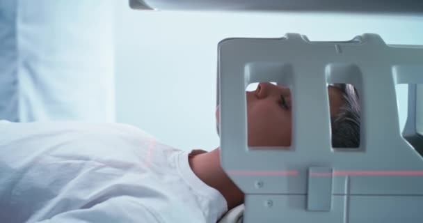 Παιδί στο τέλος της διαδικασίας μαγνητικής τομογραφίας εγκεφάλου - Πλάνα, βίντεο