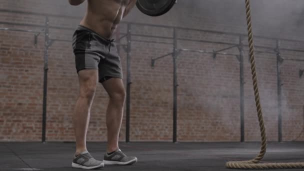 Блокировка мускулистого кавказского спортсмена с обнаженным туловищем, делающего приседания с штангой в спортзале - Кадры, видео