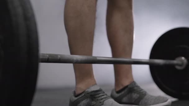 Közelkép felismerhetetlen sportoló visel tornacipő gyakorló súlyzó tornaterem - Felvétel, videó