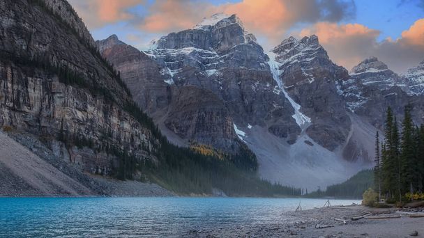majestueuses montagnes rocheuses canadiennes au bord d'un lac morainique pittoresque dans un parc national de Banff - Photo, image