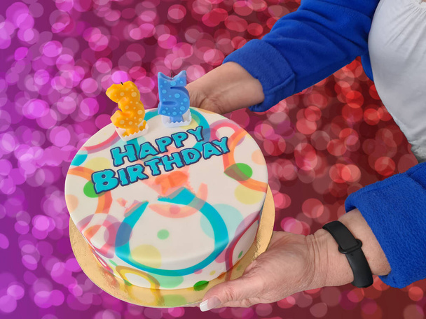 Смачний кекс на день народження в руці з фоном
 - Фото, зображення