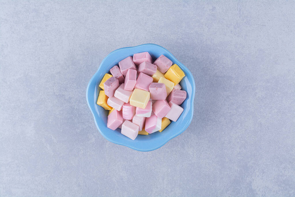 Egy kék mély tányér tele színes édességekkel Pastila. Kiváló minőségű fénykép - Fotó, kép