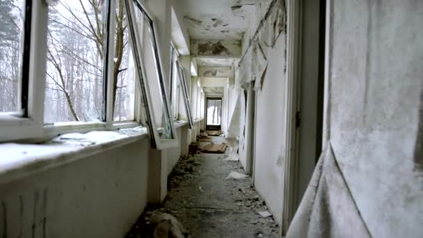 Spacerując po zniszczonym pustym korytarzu po apokaliptycznym - Materiał filmowy, wideo