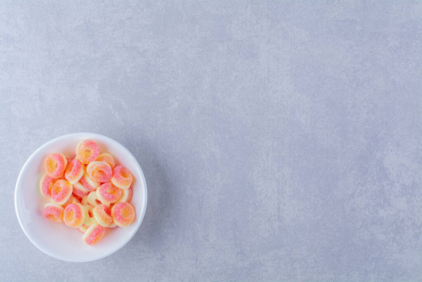 Un plato profundo lleno de coloridas mermeladas azucaradas de frutas. Foto de alta calidad - Foto, Imagen
