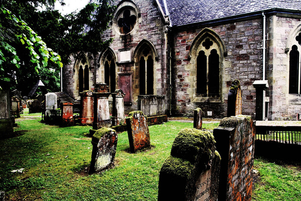 Smutný starý hřbitov před kostelem ve Skotsku - Fotografie, Obrázek