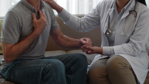 Média dose de médico irreconhecível em jaleco segurando as mãos dos pacientes e confortando-o - Filmagem, Vídeo
