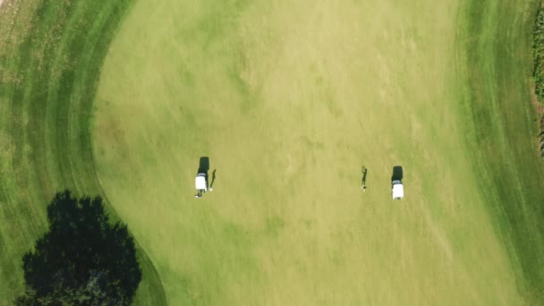 Albufeira, Portugal. Filmagem aérea de jogadores de golfe durante uma competição - Filmagem, Vídeo