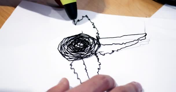El hombre 3d pluma dibuja una flor en papel blanco de cerca - Imágenes, Vídeo