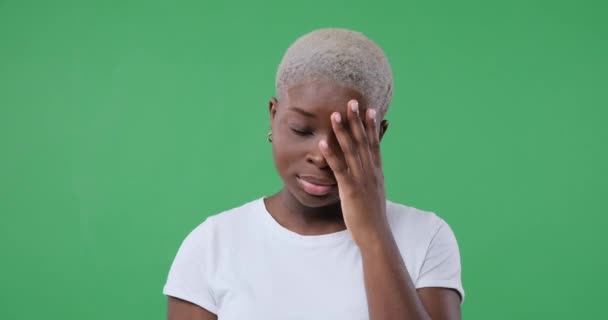 Mujer lamentando su maldad sobre la pantalla verde - Metraje, vídeo