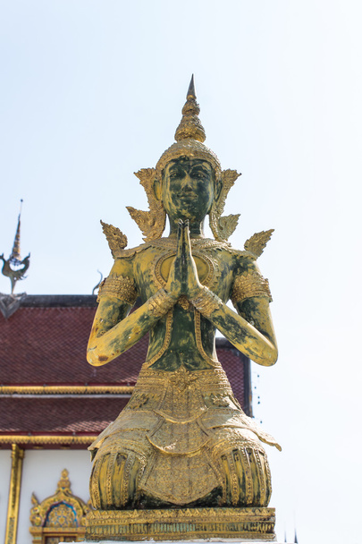 Anjos esculpidos decorativos no templo tailandês
 - Foto, Imagem