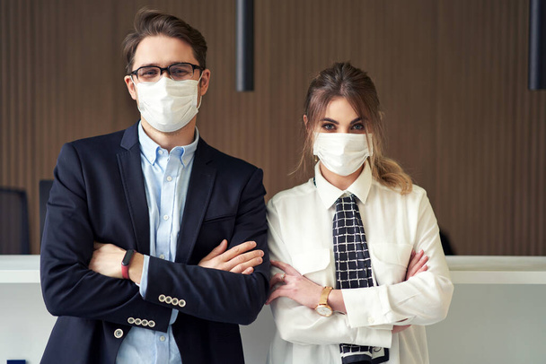 Υποδοχείς που φορούν μάσκα και εργάζονται σε ξενοδοχείο - Φωτογραφία, εικόνα