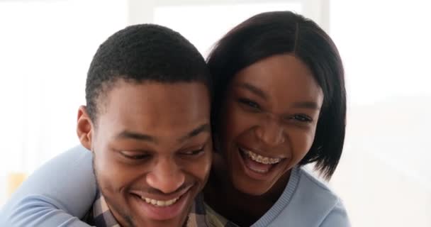 A boldog pár ölelkezik és mosolyog - Felvétel, videó