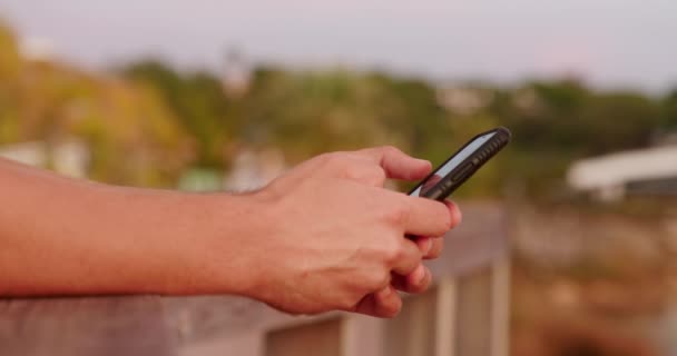 Vista de perto das mãos masculinas durante a comunicação através do telemóvel - Filmagem, Vídeo