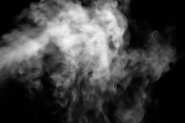 Bianco fumo bagliore al buio, vapore zampillante per formare forme libere, bella astrazione astratta su sfondo nero, utilizzato per lo sfondo.  - Foto, immagini