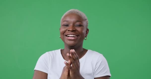 Mulher aplaudindo e rindo sobre tela verde - Filmagem, Vídeo