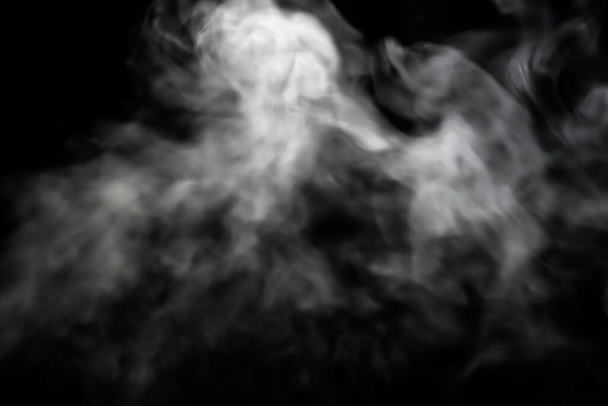 Biały blask dymu w ciemności, Toksyczny dym tworzy swobodne kształty, Piękna abstrakcyjna abstrakcja na czarnym tle, używany do tła.  - Zdjęcie, obraz