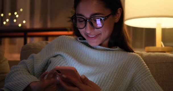 Messagerie texte femme sur téléphone mobile tard dans la nuit - Séquence, vidéo