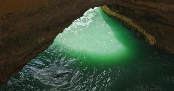 Прекрасне природне явище з морськими водами під аркою
 - Кадри, відео
