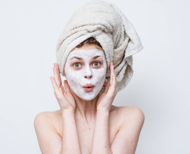 mujer bonita con hombros desnudos crema máscara cuidado de la piel vista recortada - Foto, imagen