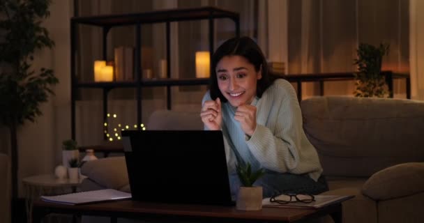 Vrouw ontvangt slecht nieuws op laptop laat op de avond - Video
