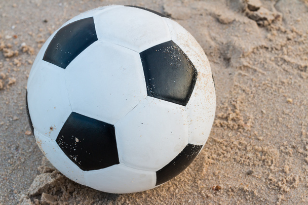 Piłka nożna na tle piasku - Zdjęcie, obraz