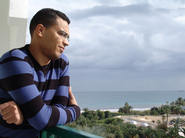 tuniský muž sledování oceánu - Fotografie, Obrázek