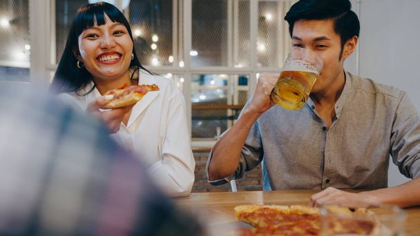 Bir grup mutlu turist genç Asya 'lı arkadaş alkol içiyor ya da bira yapıyor ve Khao San Road' daki gece kulübünde takılıyorlar. Gezgin gezgin Asya insanları Bangkok, Tayland 'a seyahat ediyor.. - Fotoğraf, Görsel