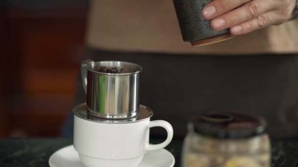 Primer plano de las manos del hombre verter el café en la taza de metal y llenarlo con agua - Metraje, vídeo