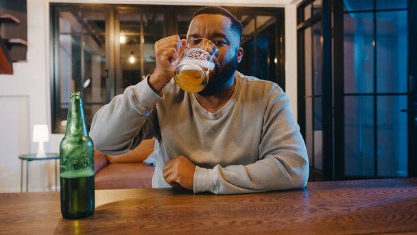 Středního věku Afroameričan pije pivo baví šťastný moment večer párty akce on-line oslavy prostřednictvím videohovoru doma. Sociální distancování, karanténa pro koronavirus. Úhel pohledu nebo POV - Fotografie, Obrázek