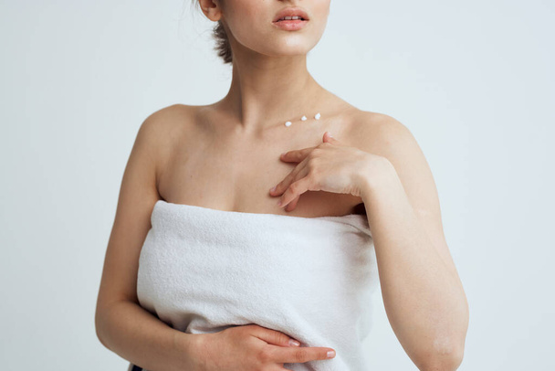Hermosa morena toallas blancas tratamientos de spa de piel limpia - Foto, Imagen