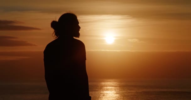 Verbazingwekkend panoramisch uitzicht op de zon die achter een horizon ondergaat - Video