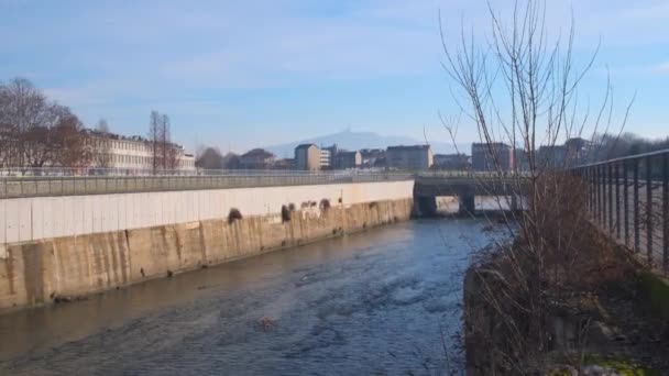 Ποταμός Πο που διασχίζει το Τορίνο μια βροχερή μέρα - Πλάνα, βίντεο