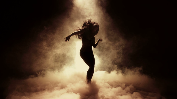 Silhouette féminine dansante
 - Séquence, vidéo