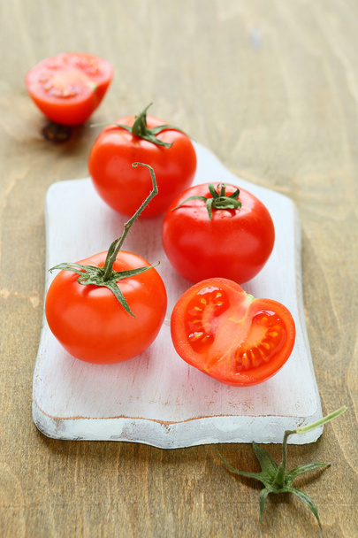 tomatoes on the board - Фото, зображення