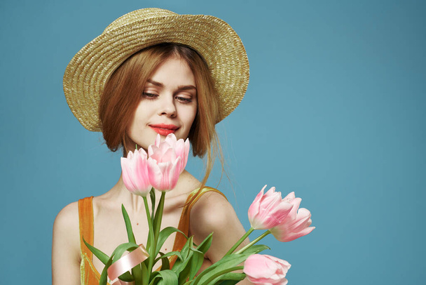 Cheerful woman in hat bouquet of flowers elegance luxury studio cropped view - Foto, Imagem
