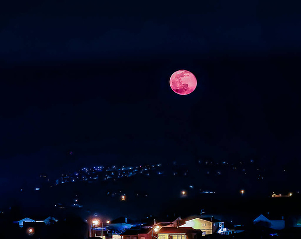Yö maisema kuun nousu punainen ja oranssi väri lopussa talven - Valokuva, kuva