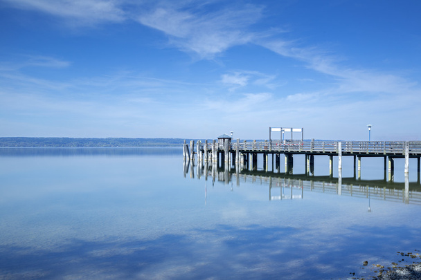 Jetty no lago Ammersee, Baviera, Alemanha
 - Foto, Imagem