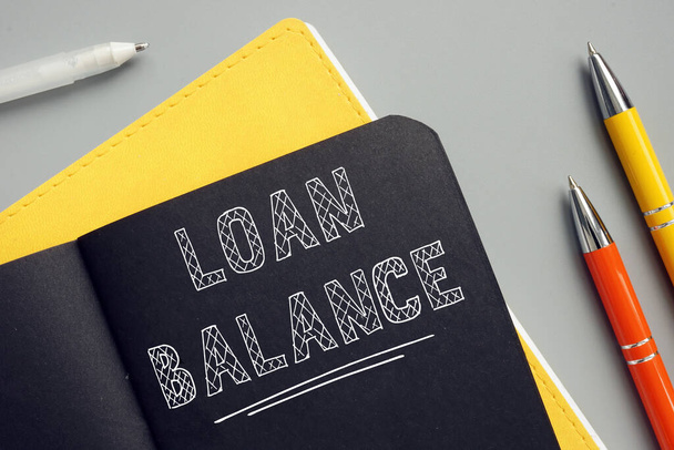 Finanční koncept znamenající LOAN BALANCE s frází na listu. Zůstatek půjčky je prostě částka, která vám zbyla na zaplacení na vaší záchodě. - Fotografie, Obrázek