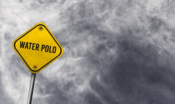 Polo Acuático - signo amarillo con fondo nublado - Foto, imagen