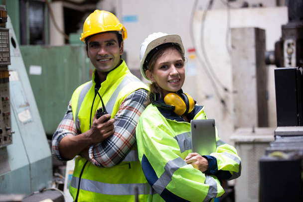 Portret vrouwelijke werknemer en ingenieur onder inspectie en controle productieproces op fabrieksterrein - Foto, afbeelding