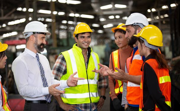İşçi grubu, fabrikada işçi değişimi, insanlar endüstriyel bir girişim için kask ve üniforma giyerler. - Fotoğraf, Görsel