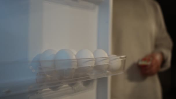 POV disparó dentro de un refrigerador de mujer abriendo la puerta y sacando comida - Imágenes, Vídeo
