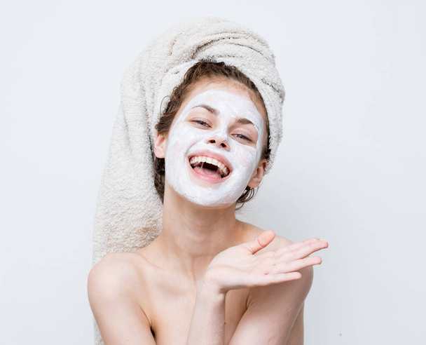 Frau mit nackten Schultern Handtuch auf dem Kopf Gesichtsmaske Hautpflege Nahaufnahme - Foto, Bild