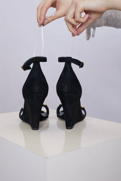 Kuva musta naisten sandaalit studiossa valkoisella taustalla. Kesäkengät naisille. Taustakuva - Valokuva, kuva